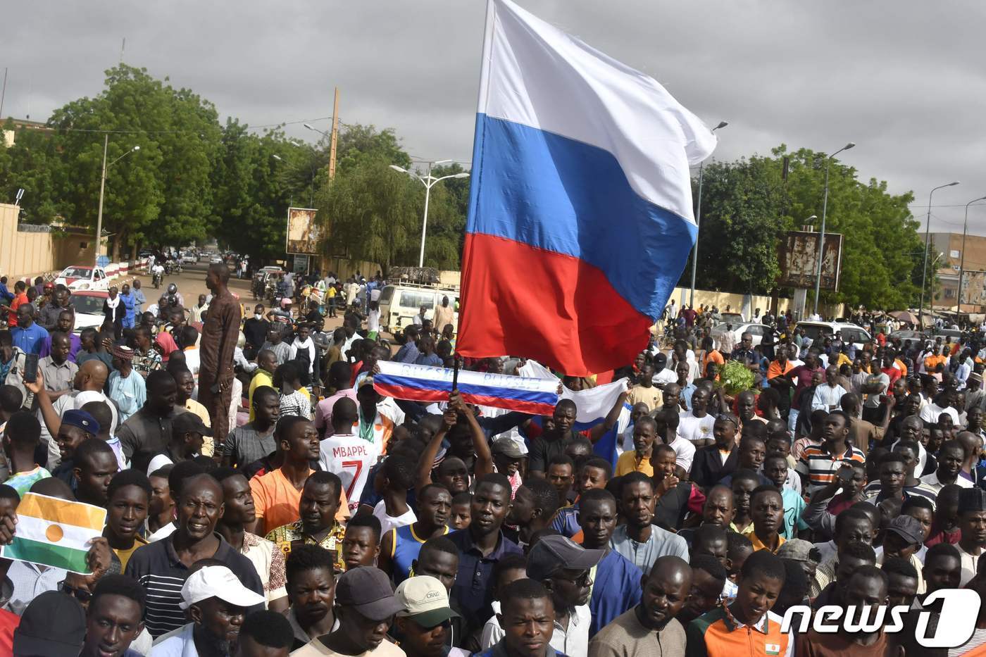 본문 이미지 - 지난 2023년 8월 3일(현지시간) 니제르 수도 니아메에서 독립 63주년을 맞아 시위대가 러시아 국기를 흔들며 쿠데타 세력을 지지하고 있다. 2023.08.03 ⓒ 뉴스1 ⓒ AFP=뉴스1