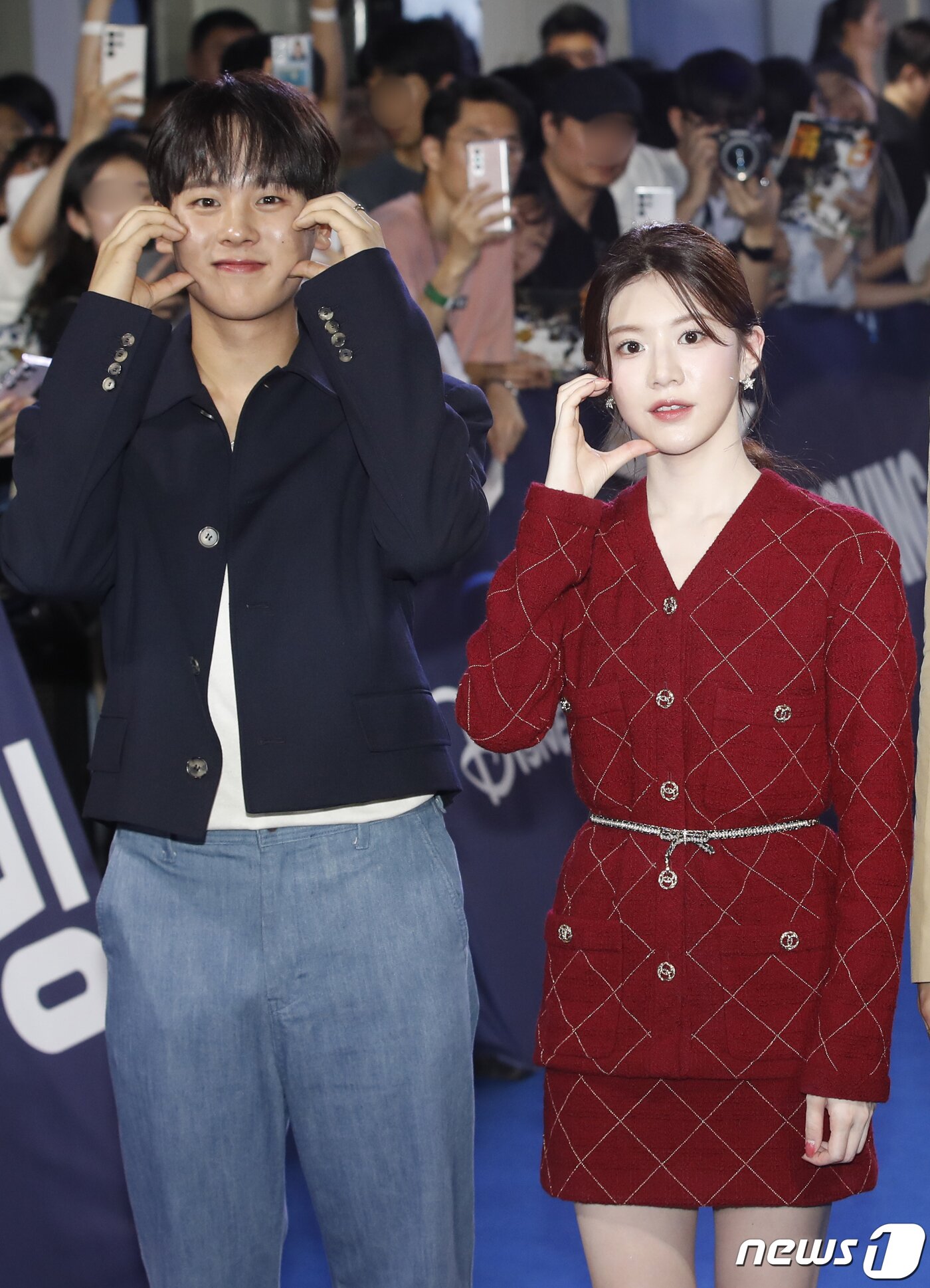 본문 이미지 - 배우 이정하와 고윤정(오른쪽)이 3일 서울 성동구 S팩토리에서 열린 디즈니+ 새 오리지널 시리즈 '무빙' 블루 카펫 행사에서 볼 하트를 그리고 있다. ⓒ News1 권현진 기자