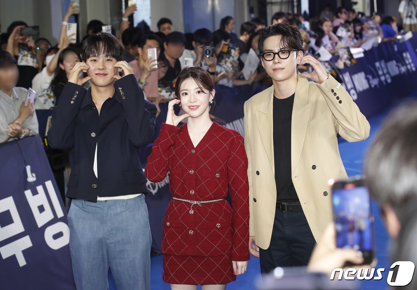 본문 이미지 - 배우 이정하(왼쪽부터)와 고윤정, 김도훈이 3일 서울 성동구 S팩토리에서 열린 디즈니+ 새 오리지널 시리즈 '무빙' 블루 카펫 행사에서 볼 하트로 팬의 마음을 움직이고 있다. ⓒ News1 권현진 기자