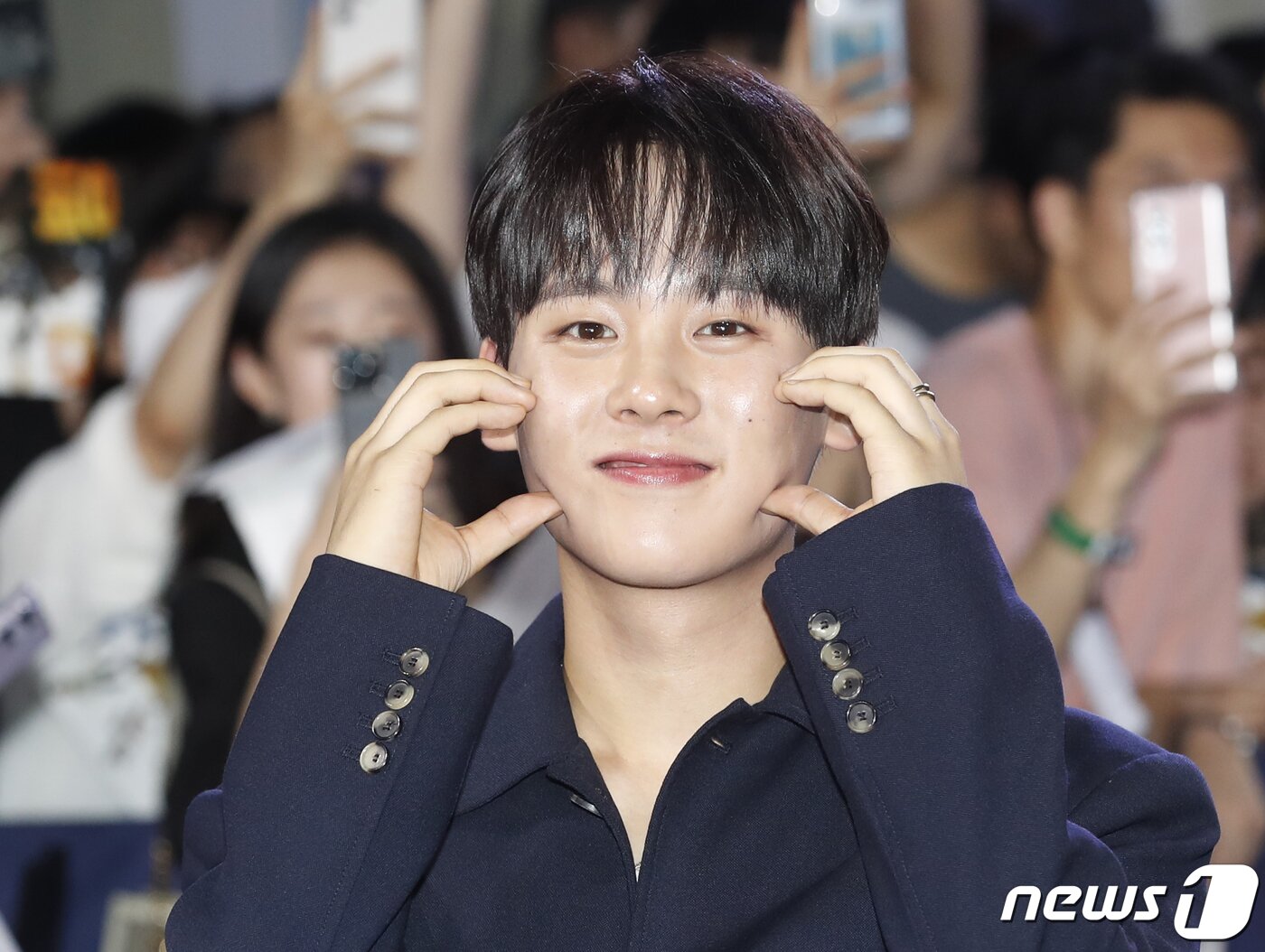 본문 이미지 - 배우 이정하가 3일 서울 성동구 S팩토리에서 열린 디즈니+ 새 오리지널 시리즈 '무빙' 블루 카펫 행사에서 팬과 즐거운 시간을 보내고 있다. ⓒ News1 권현진 기자