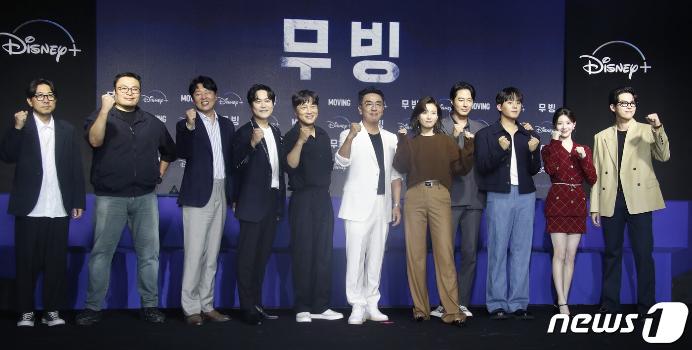 본문 이미지 - 박인제 감독(왼쪽부터)과 강풀 작가, 배우 김희원, 김성균, 차태현, 류승룡, 한효주, 조인성, 이정하, 고윤정, 김도훈이 3일 서울 성동구 S팩토리에서 열린 디즈니+ 새 오리지널 시리즈 '무빙' 블루 카펫 행사에서 파이팅을 외치고 있다. ⓒ News1 권현진 기자