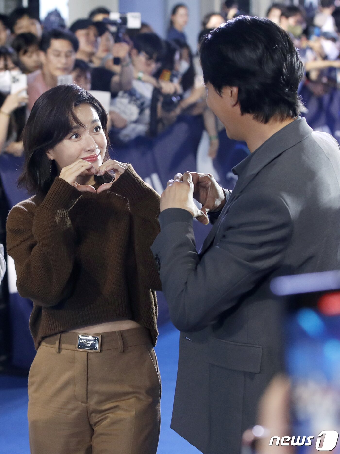 본문 이미지 - 배우 한효주와 조인성(오른쪽)이 3일 서울 성동구 S팩토리에서 열린 디즈니+ 새 오리지널 시리즈 '무빙' 블루 카펫 행사에서  하트를 보내고 있다. ⓒ News1 권현진 기자