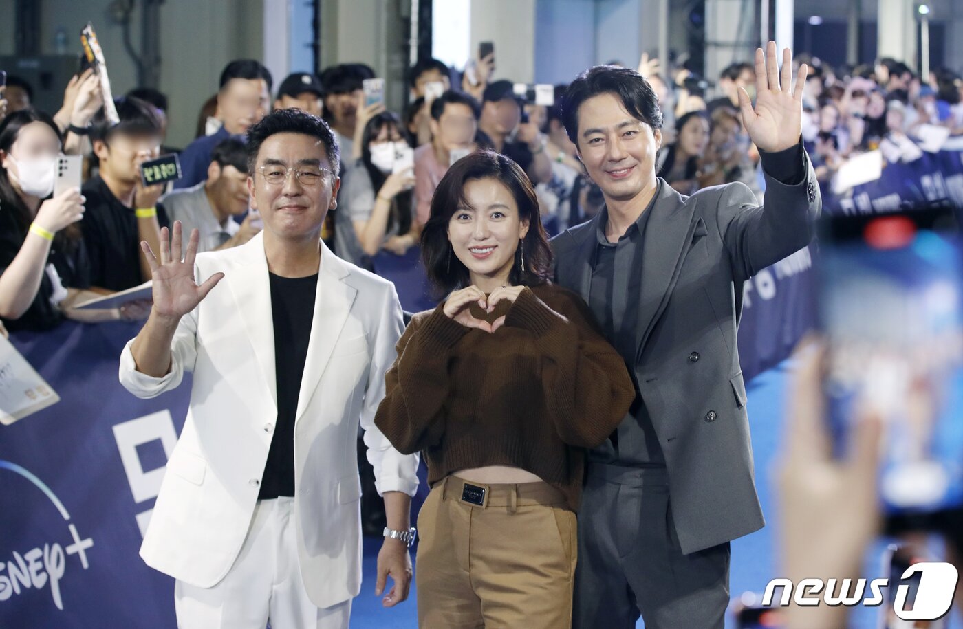 본문 이미지 - 배우 류승룡(왼쪽부터)과 한효주와 조인성이 3일 서울 성동구 S팩토리에서 열린 디즈니+ 새 오리지널 시리즈 '무빙' 블루 카펫 행사에서 손을 흔들고 있다. ⓒ News1 권현진 기자