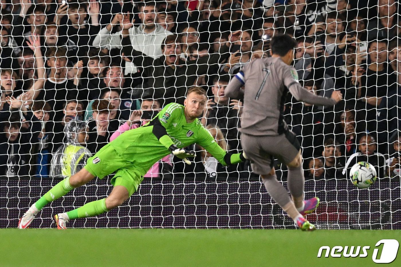 본문 이미지 - 토트넘 홋스퍼의 손흥민이 승부차기에서 골을 넣고 있다. ⓒ AFP=뉴스1