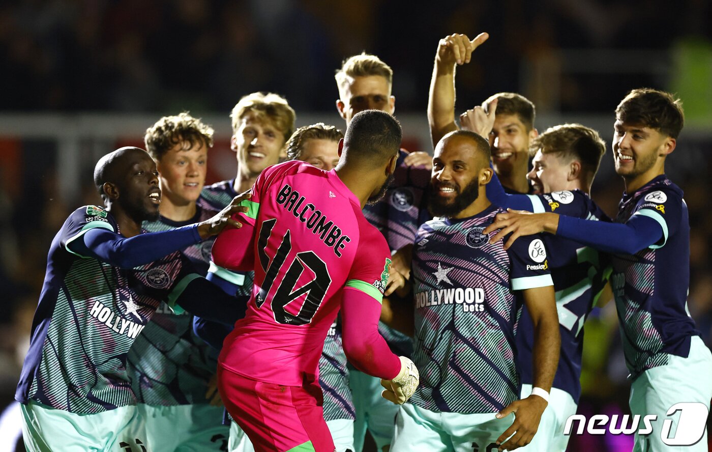 본문 이미지 - 승부차기 끝에 리그컵 3라운드에 진출한 브렌트포드. ⓒ 로이터=뉴스1