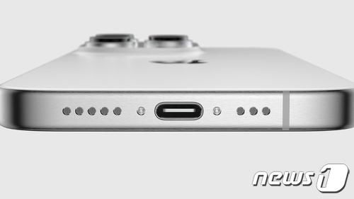  끝 모양이 둥근 USB-C 형태 충전 단자가 적용된 아이폰15 (애플인사이더 홈페이지 갈무리)