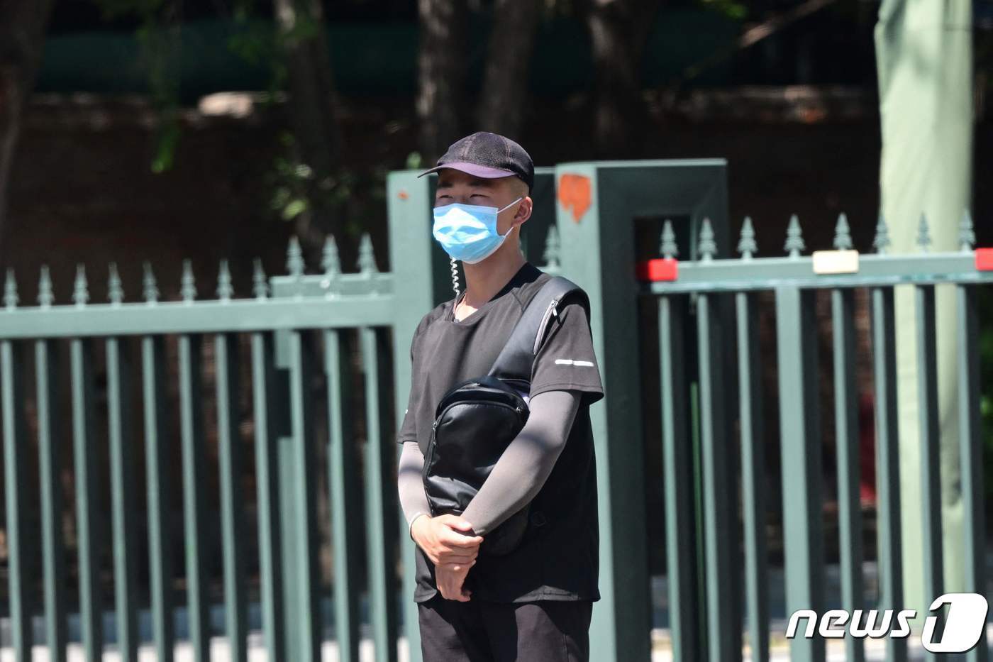 본문 이미지 - 29일 &#40;현지시간&#41; 후쿠시마 원전 오염수 방류로 중국의 반일 감정이 커지자 베이징의 일본 대사관 입구에 보안 요원이 경비를 하고 있다. 2023.8.30 ⓒ AFP=뉴스1 ⓒ News1 우동명 기자