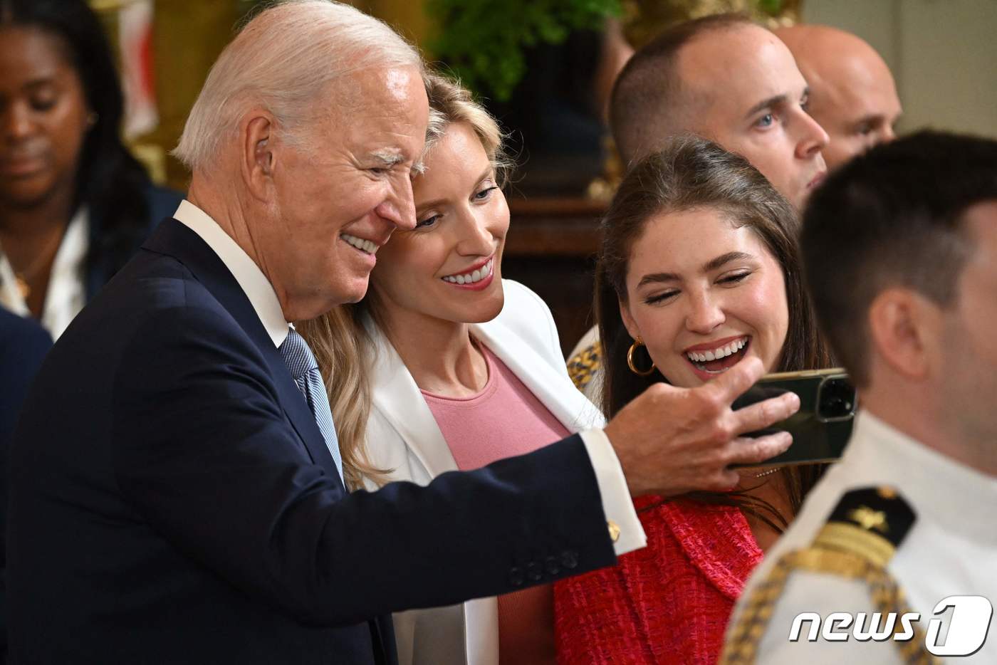 (워싱턴 AFP=뉴스1) 우동명 기자 = 조 바이든 미국 대통령이 29일 (현지시간) 워싱턴 백악관에서 헬스 케어 비용을 낮추기 위한 행사 참석자와 셀카를 찍고 있다. 2023.8 …
