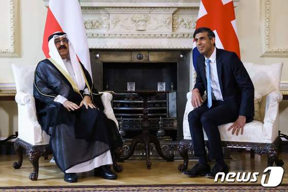 [사진] 회담하는 리시 수낵 영국 총리와 쿠웨이트 왕세자