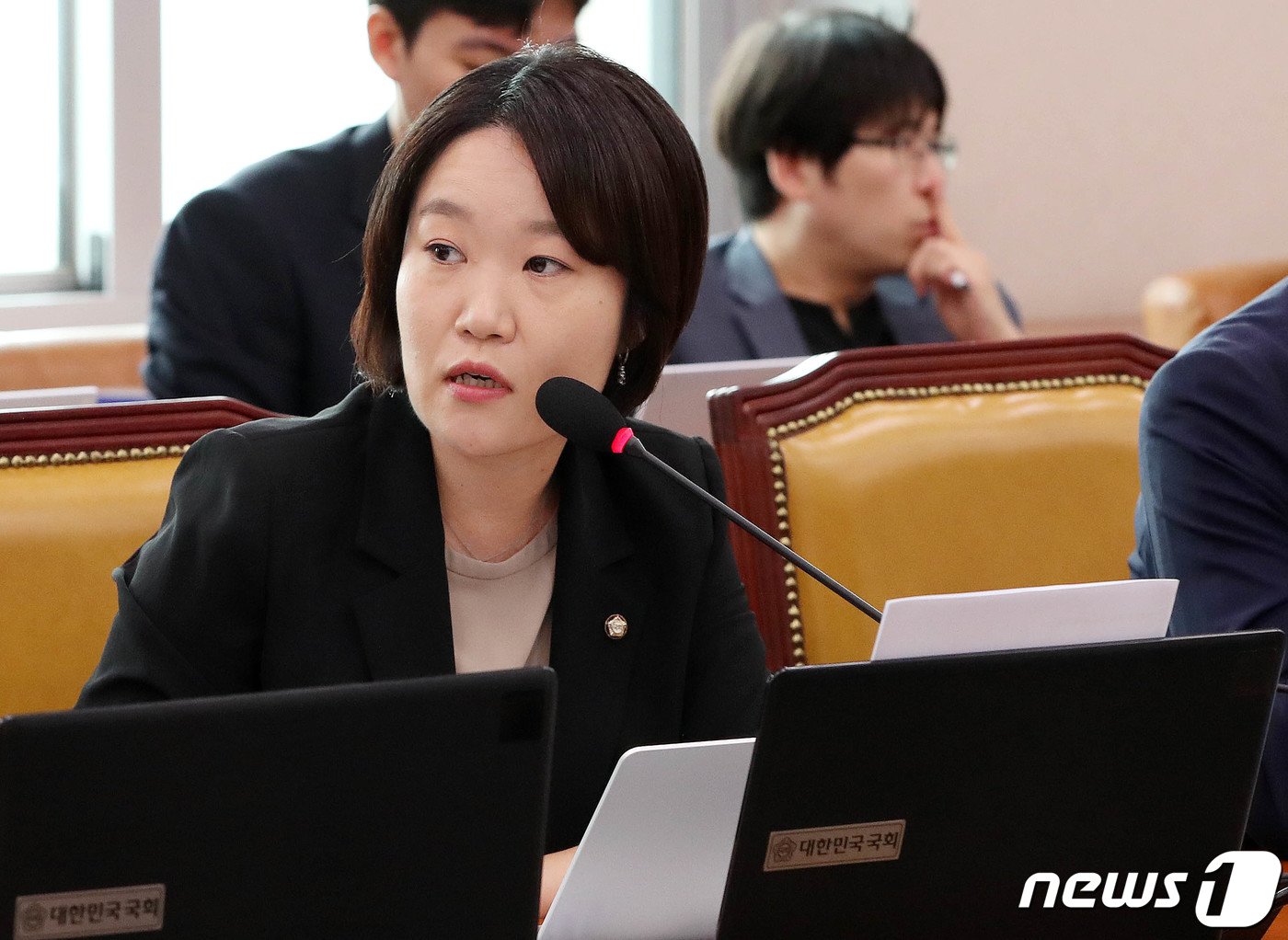 본문 이미지 - 이소영 더불어민주당 의원이 30일 서울 여의도 국회에서 열린 국토교통위원회 전체회의에서 의사진행발언을 하고 있다. 2023.8.30/뉴스1 ⓒ News1 박세연 기자
