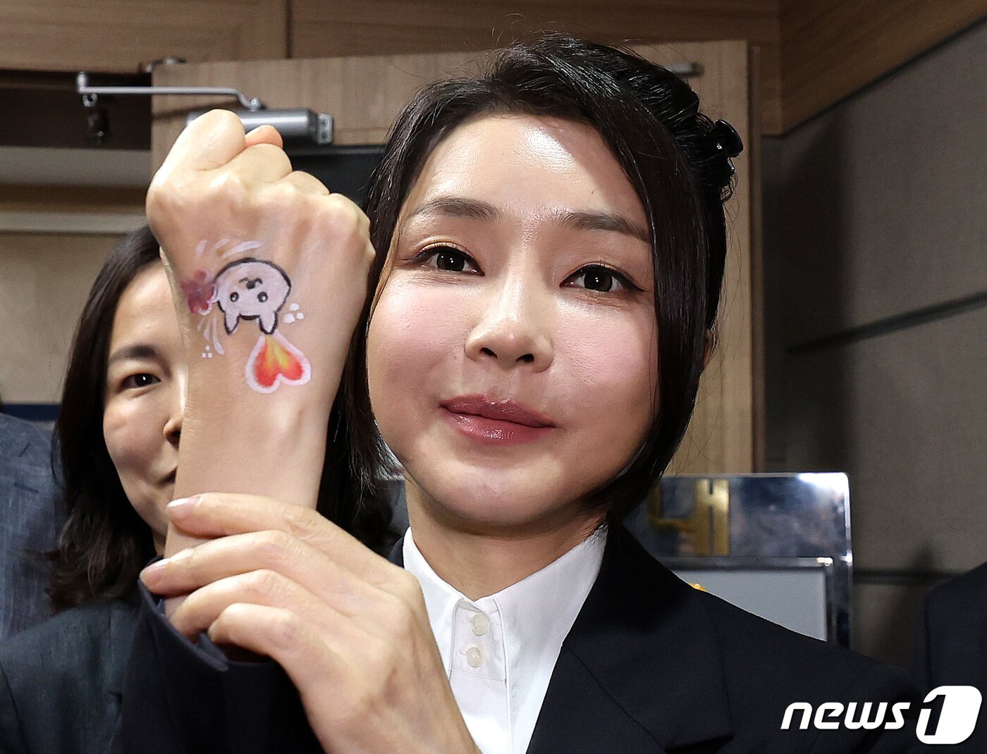 본문 이미지 - 김건희 여사가 30일 서울 중구 프레스센터에서 개식용 종식을 위한 국민행동 주최로 열린 개식용 종식 촉구 기자회견을 찾아 손등에 그린 우리나라 진돗개 백구 그림을 들어보이고 있다.  2023.8.30/뉴스1 ⓒ News1 박지혜 기자