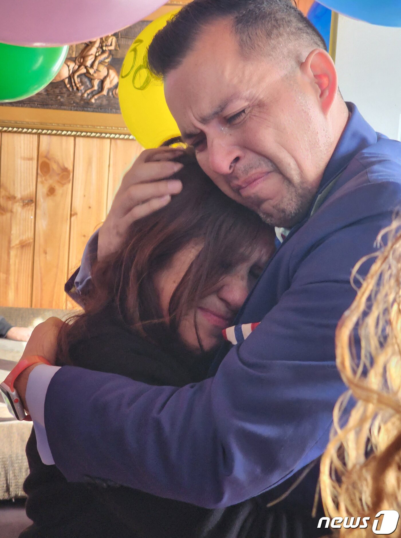 본문 이미지 - 칠레 독재자 아우구스토 피노체트 정권 당시 미국으로 불법적으로 입양된 지미 리퍼트 사이든(42)과 그의 어머니 마리아 앙헬리카 곤살레스(69)가 극적으로 상봉해 포옹을 하고 있다. 2023.08.30/뉴스1 ⓒ 로이터=뉴스1 ⓒ News1 김민수 기자