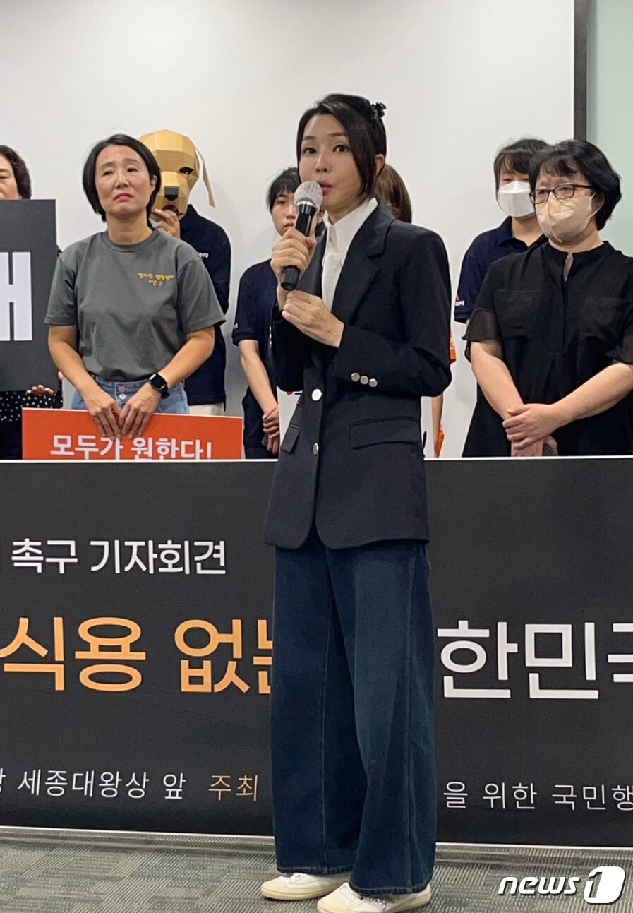 본문 이미지 - 김건희 여사가 30일 서울 중구 프레스센터에서 개식용 종식을 위한 국민행동 주최로 열린 개식용 종식 촉구 기자회견을 찾아 발언하고 있다.  2023.8.30/뉴스1 ⓒ News1 한정원 인턴기자