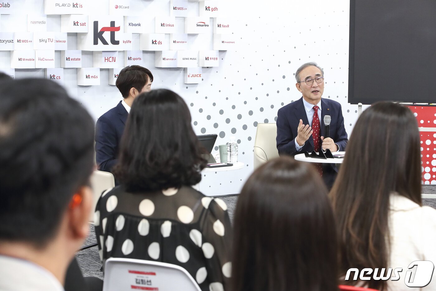 본문 이미지 - 김영섭 KT 신임 대표가 30일 경기도 성남시 KT 분당사옥에서 열린 취임식에서 직원들의 질문에 답변하고 있다. (KT 제공) 2023.8.30/뉴스1