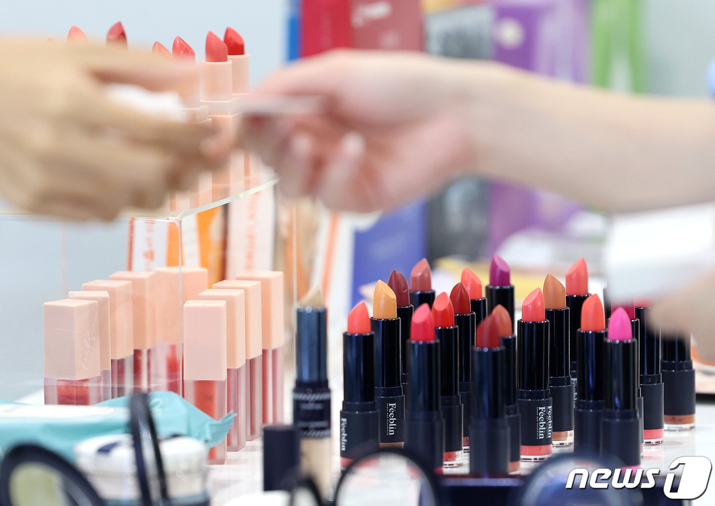 본문 이미지 - 서울 강남구 코엑스에서 열린 2023 인터참코리아를 찾은 관람객들이 색조 화장품을 살펴보고 있다. 2023.8.30/뉴스1 ⓒ News1 이동해 기자