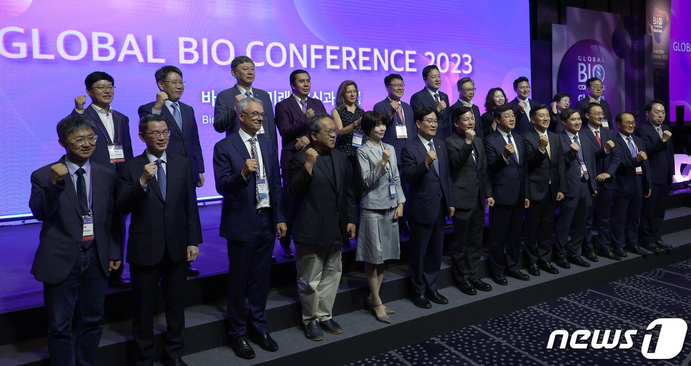 본문 이미지 - 30일 오후 서울 강남구 삼성동 그랜드 인터컨티넨탈 서울 파르나스 그랜드볼룸에서 '바이오의 미래: 혁신과 동행'을 주제로 열린 글로벌 바이오 콘퍼런스 2023 개회식에서 신동근 국회 보건복지위원장과 권오상 식품의약품안전처 차장, 노연홍 한국제약바이오협회장, 손지훈 한국바이오의약품협회 이사장 및 국내외 주요 참석자들이 기념 촬영을 하고 있다. 2023.8.30/뉴스1 ⓒ News1 박정호 기자