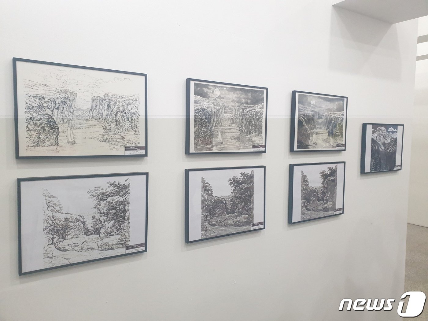 본문 이미지 - 2023 전남국제수묵비엔날레가 오는 9월1일 개막하는 가운데 목포 문화예술회관에 전시된 AI가 그린 수묵화 모습. 2023.8.30/뉴스1 ⓒ News1