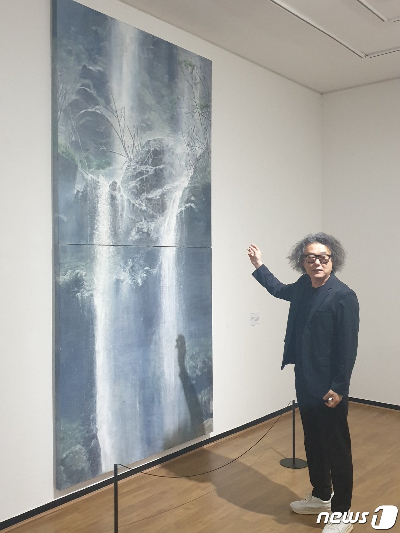 본문 이미지 - 2023 전남국제수묵비엔날레가 9월1일 개막하는 가운데 30일 오전 전남 목포 문화예술회관에서 이건수 총감독이 전시된 그림에 대해 설명하고 있다.2023.8.30/뉴스1 ⓒ News1