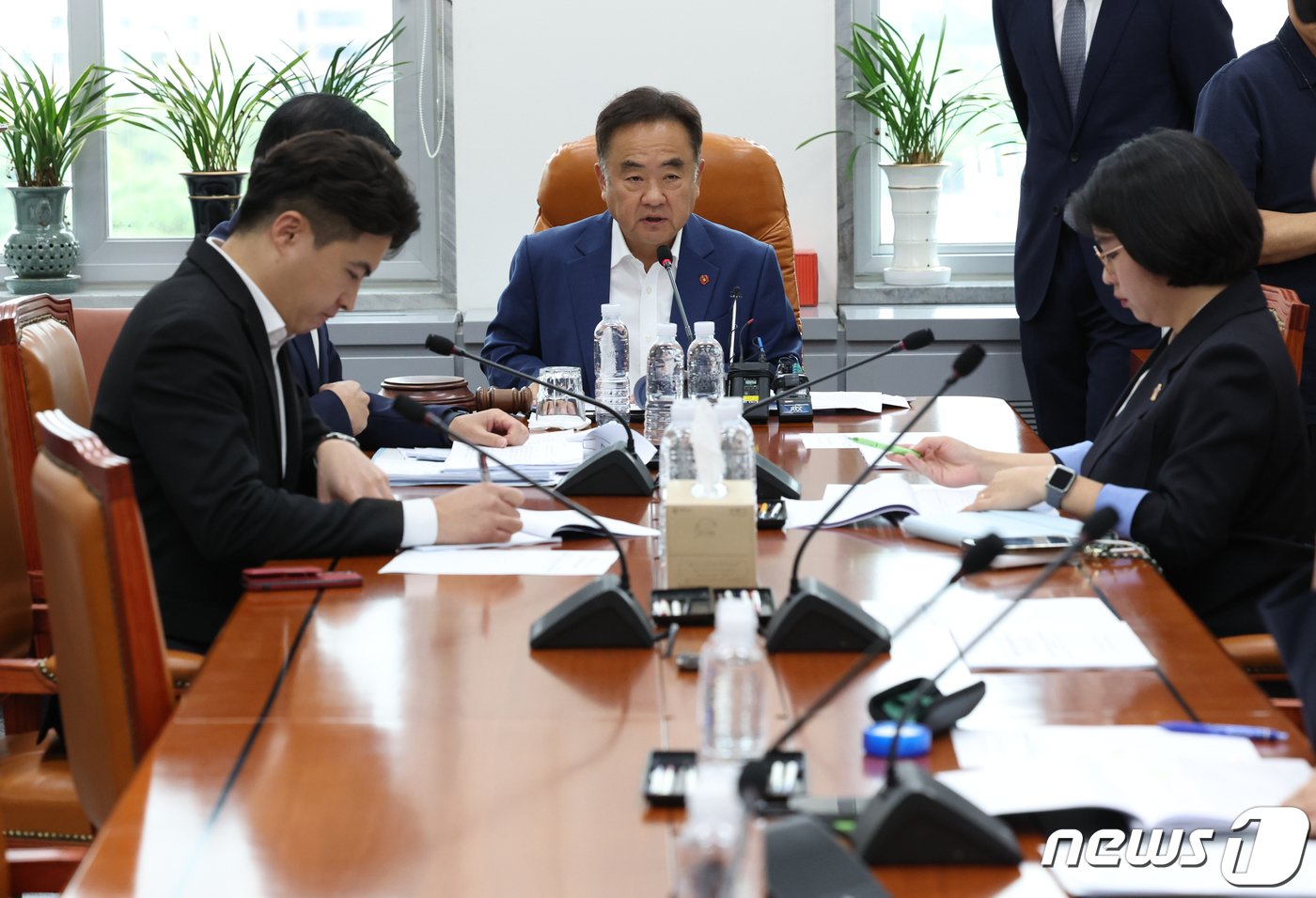 본문 이미지 - 송재호 안건조정위원장이 30일 오후 서울 여의도 국회에서 열린 행정안전위원회 안건조정위원회를 주재하고 있다. 여당이 불참한 채 열린 이날 안건조정위는 10·29 이태원참사 피해자 권리보장과 진상규명 및 재발방지를 위한 특별법안을 논의한다. 2023.8.30/뉴스1 ⓒ News1 송원영 기자