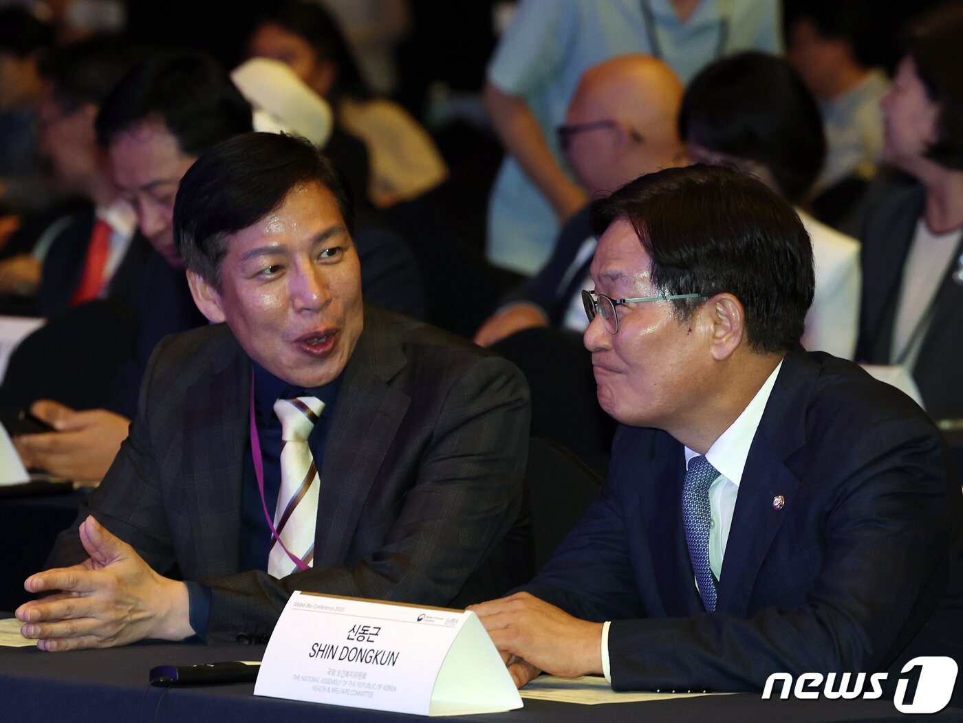 본문 이미지 - 신동근 국회 보건복지위원장이 30일 오후 서울 강남구 삼성동 그랜드 인터컨티넨탈 서울 파르나스 그랜드볼룸에서 &#39;바이오의 미래: 혁신과 동행&#39;을 주제로 열린 글로벌 바이오 콘퍼런스 2023 개회식에서 권오상 식품의약품안전처 차장과 대화를 나누고 있다. 2023.8.30/뉴스1 ⓒ News1 박정호 기자