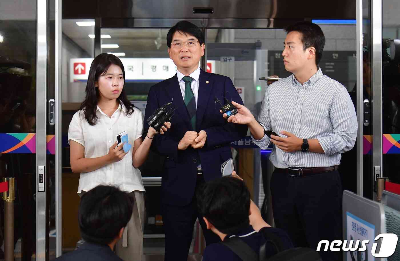 보좌관 성추행 혐의로 재판에 넘겨진 박완주 무소속 의원이 서울남부지법에서 열린 첫 재판에 출석하며 취재진에게 입장을 밝히고 있다. (공동취재) 2023.8.30/뉴스1 © News1 이승배 기자