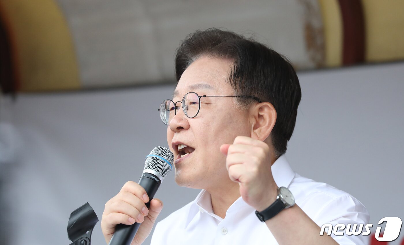 본문 이미지 - 이재명 더불어민주당 대표가 30일 오후 전남 목포역 광장에서 열린 &#39;일본 후쿠시마 원전 오염수 해양투기 규탄대회&#39;에서 발언하고 있다.2023.8.30/뉴스1 ⓒ News1 김태성 기자