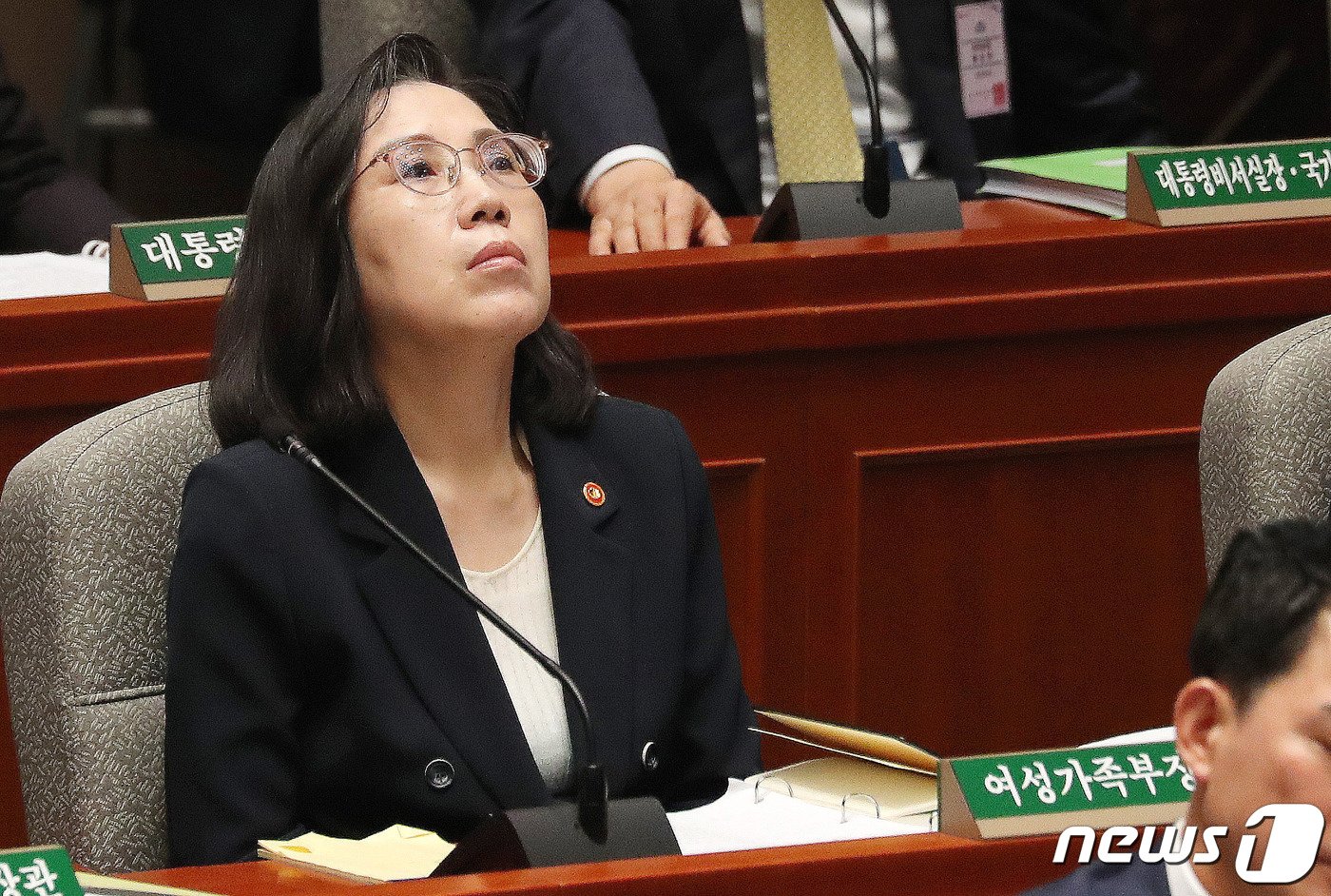 본문 이미지 - 김현숙 여성가족부 장관이 30일 서울 여의도 국회에서 열린 예산결산특별위원회 전체회의에 출석해 생각에 잠겨있다. 2023.8.30/뉴스1 ⓒ News1 박세연 기자