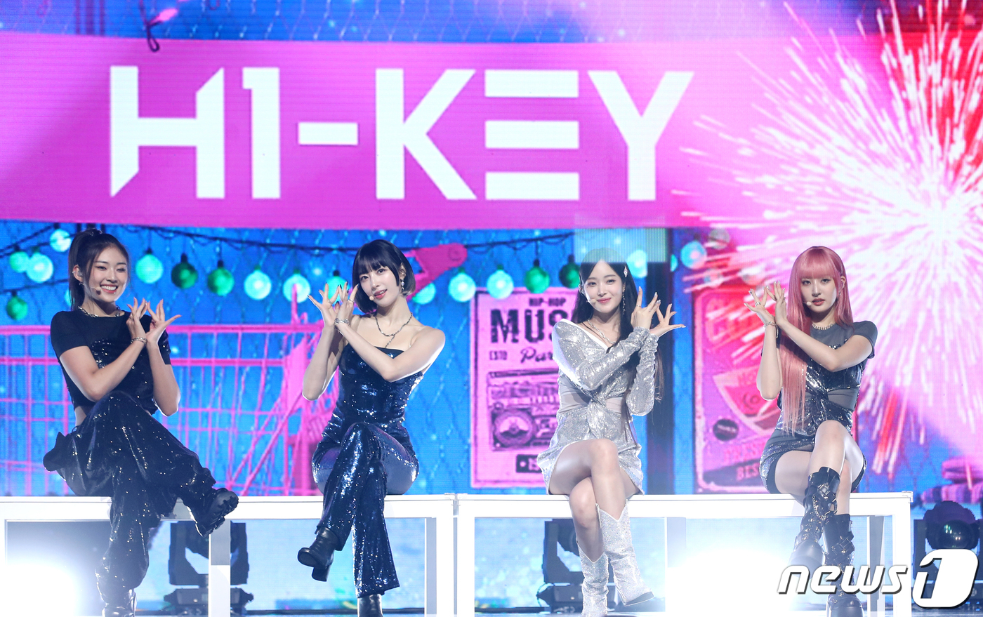 (서울=뉴스1) 권현진 기자 = 그룹 하이키(H1-KEY) 옐(왼쪽부터)과 리이나, 서이, 휘서가 30일 서울 용산구 블루스퀘어 마스터카드홀에서 가진 두 번째 미니 앨범 '서울 드 …