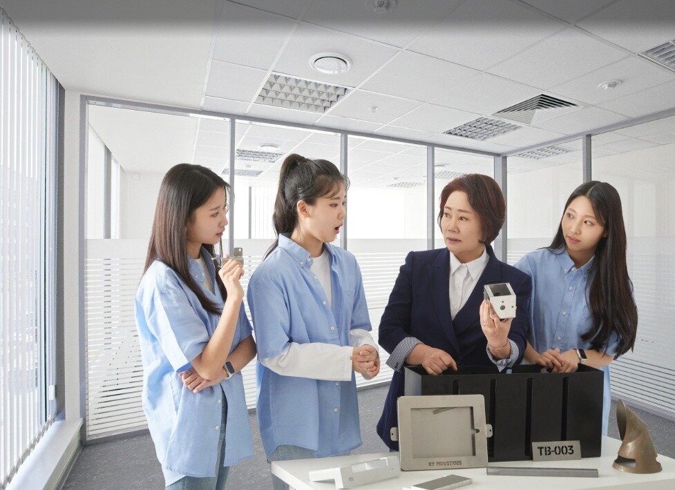 본문 이미지 - 이정한 여경협 회장이 회원들과 대화를 제품에 대해 이야기 나누고 있다. /사진제공 = 여경협