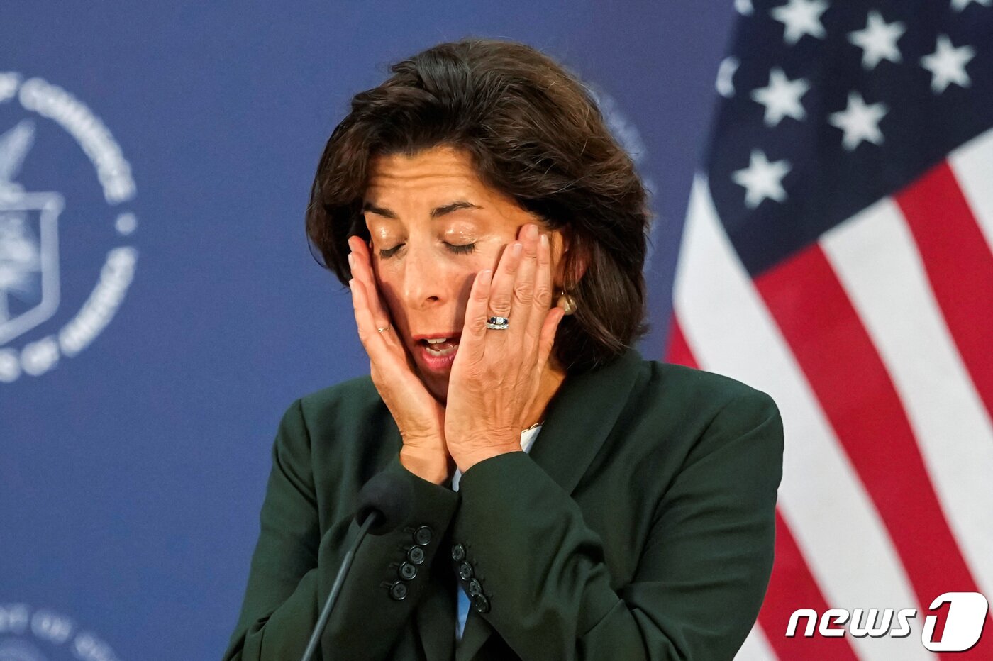 본문 이미지 - 지나 러몬도 미국 상무장관이 30일 (현지시간) 중국 상하이 푸둥 국제 공항 인근의보잉 상하이 항공 서비스에서 기자회견을 하고 있다. 2023.8.31 ⓒ 로이터=뉴스1 ⓒ News1 우동명 기자