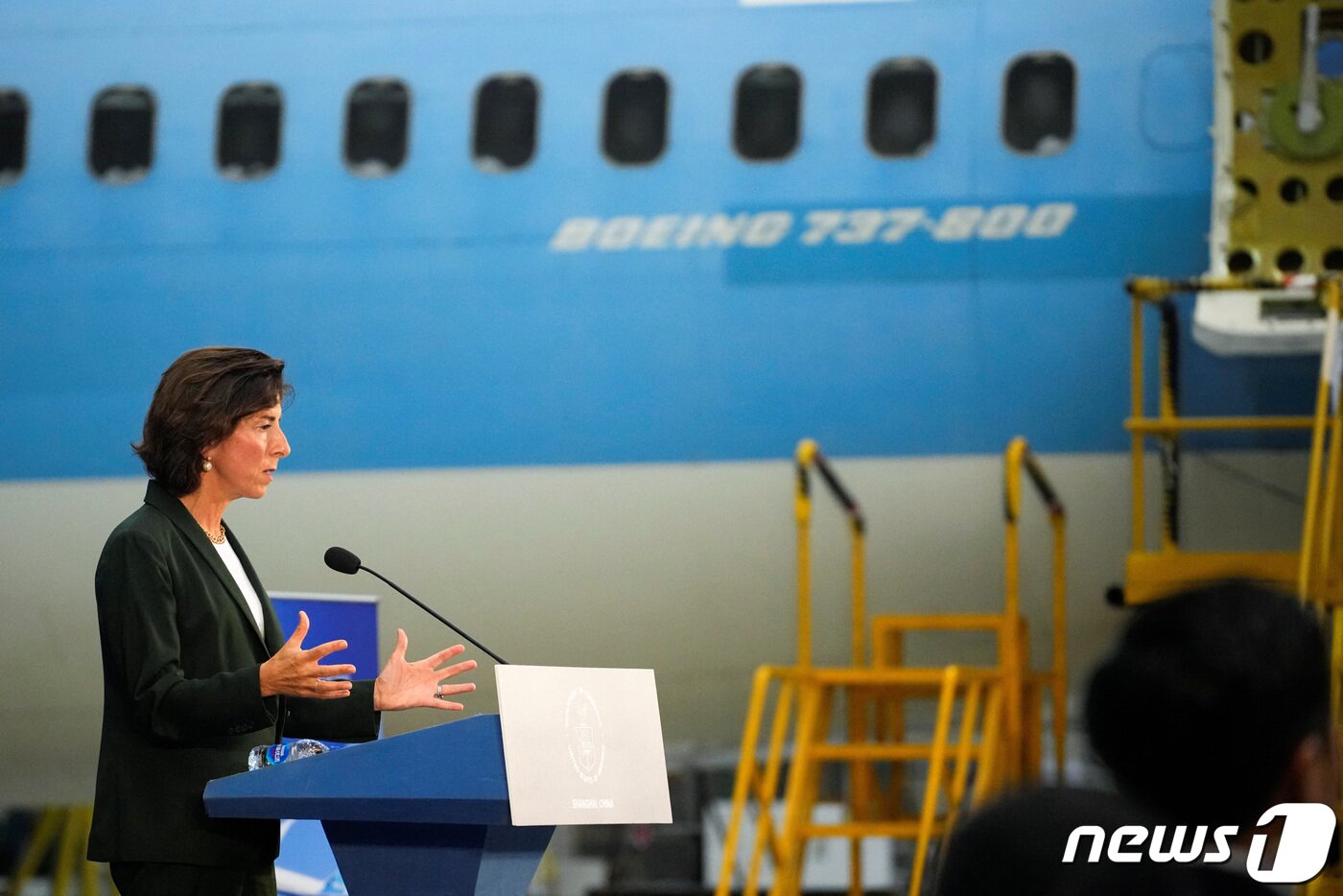 본문 이미지 - 지나 러몬도 미국 상무장관이 30일 &#40;현지시간&#41; 중국 상하이 푸둥 국제 공항 인근의보잉 상하이 항공 서비스에서 기자회견을 하고 있다. 2023.8.31 ⓒ 로이터=뉴스1 ⓒ News1 우동명 기자