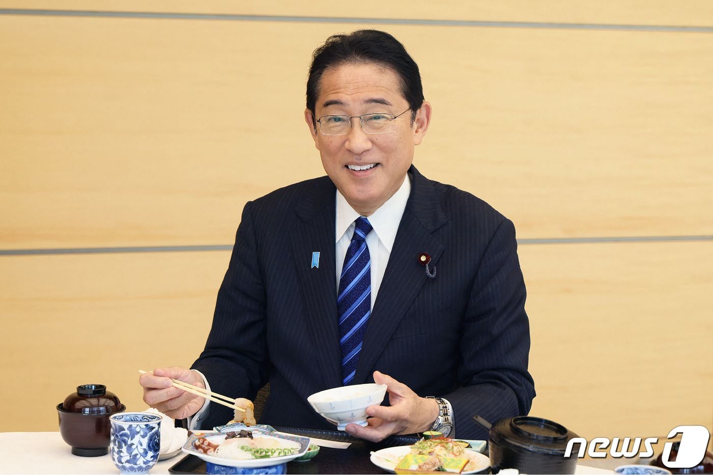 본문 이미지 - 기시다 후미오 일본 총리가 30일 (현지시간) 원전 오염수 방류의 안전성을 보여 주기 위해 도쿄 총리 관저에서 후쿠시마 산 생선 회 등으로 점심으로 먹고 있다. 2023.8.31 ⓒ AFP=뉴스1 ⓒ News1 우동명 기자
