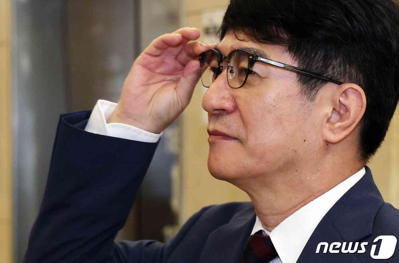 이균용 대법원장 후보자가 31일 오전 서울 서초구 인사청문회 준비 사무실로 출근하며 승강기를 기다리고 있다. 2023.8.31/뉴스1 © News1 김진환 기자