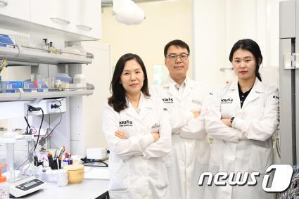 본문 이미지 - 표준연 스마트소자팀. 왼쪽부터 박선화 책임연구원, 신호선 팀장, 박지혜 박사후연구원. (표준연 제공)/뉴스1