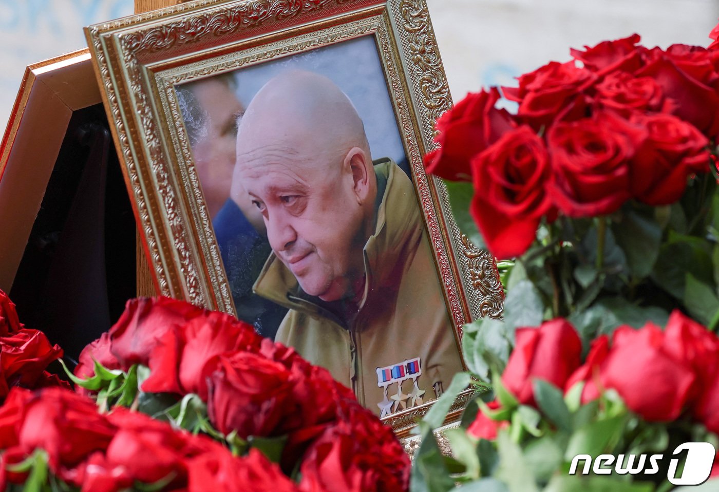 본문 이미지 - 지난달 30일(현지시간) 러시아 상트페테르부르크의 포로홉스코예 묘지에서 비행기 추락 사고로 사망한 러시아 바그너 용병 그룹 수장 예브게니 프리고진의 묘지에 장미 꽃에 둘러 싸인 사진이 보인다. 2023.8.31 ⓒ 로이터=뉴스1 ⓒ News1 우동명 기자