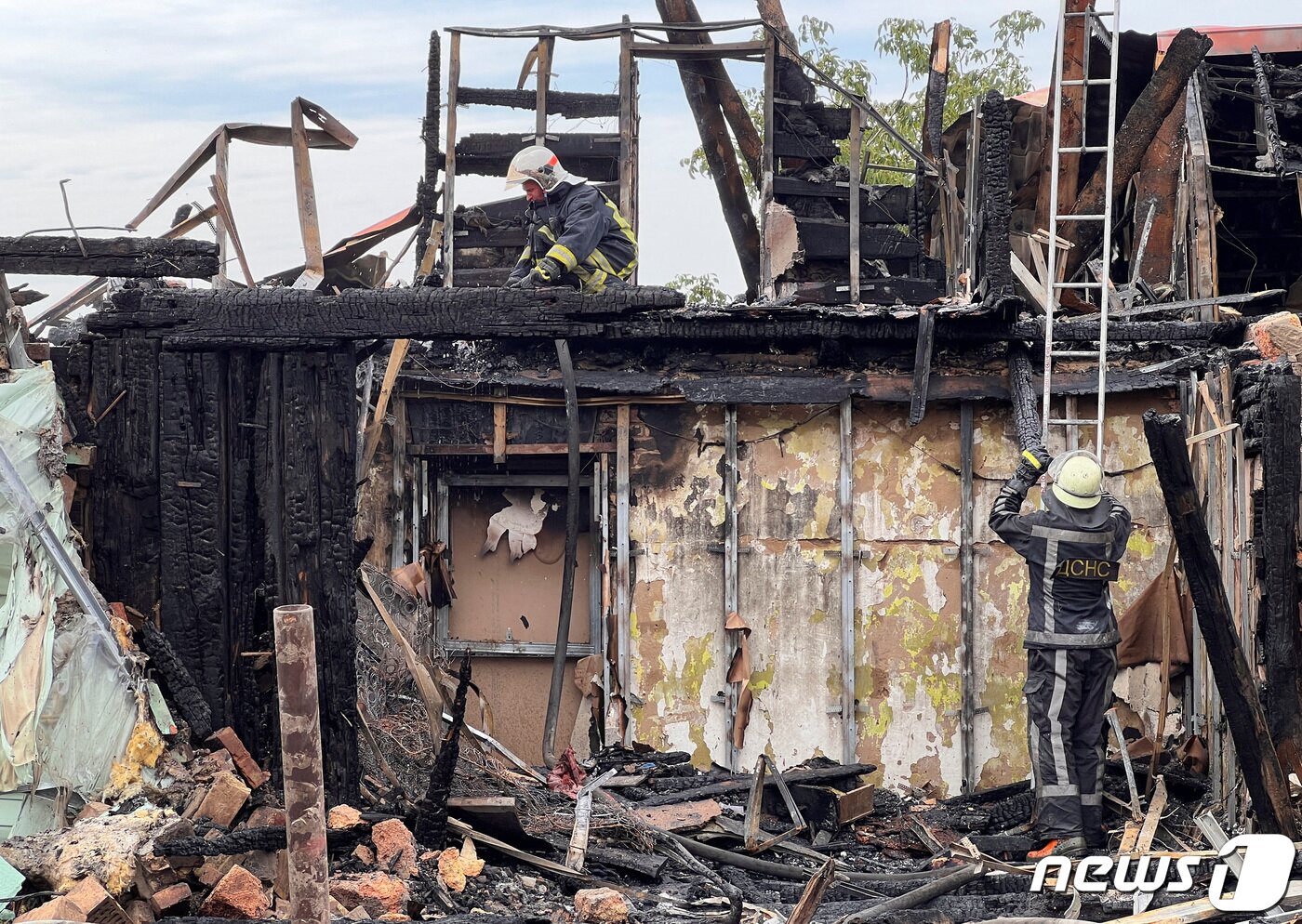 본문 이미지 - 지난달 30일(현지시간) 우크라이나 키이우에서 러시아 군의 야간 드론, 미사일 공격을 받아 초토화 된 건물이 보인다. 2023.8.31 ⓒ 로이터=뉴스1 ⓒ News1 우동명 기자