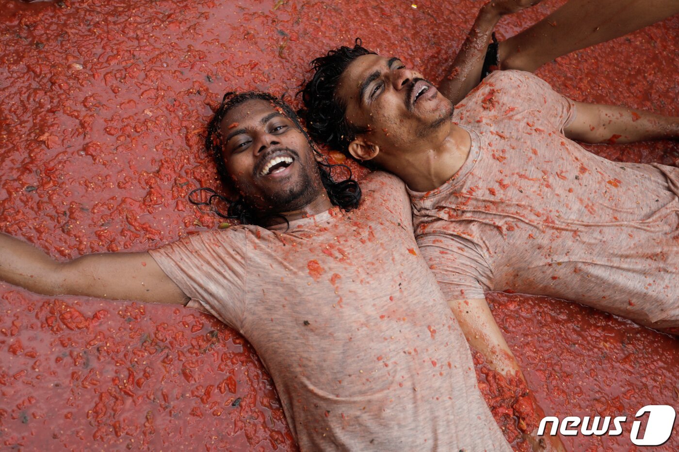 본문 이미지 - 스페인 발렌시아주(州) 부뇰에서 8월 마지막 수요일에 열리는 토마토 축제 ‘라 토마티나’가 30일(현지시간) 한창인 가운데, 참가자들이 토마토를 먹고 던지는 ‘푸드 파이트’를 벌이고 있다. ⓒ 로이터=뉴스1 ⓒ News1 이유진 기자