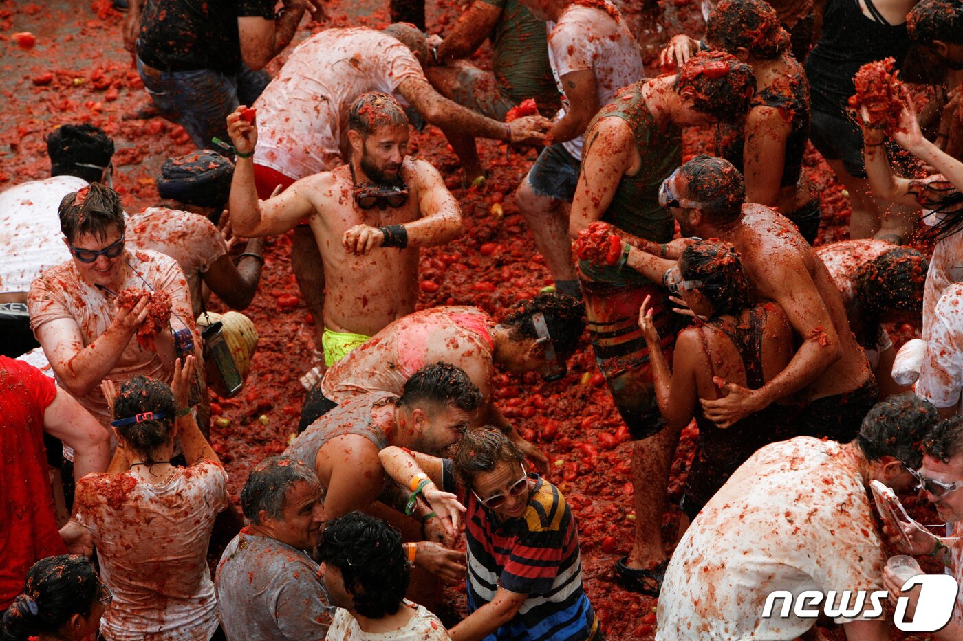 본문 이미지 - 스페인 발렌시아주(州) 부뇰에서 8월 마지막 수요일에 열리는 토마토 축제 ‘라 토마티나’가 30일(현지시간) 한창인 가운데, 참가자들이 토마토를 먹고 던지는 ‘푸드 파이트’를 벌이고 있다. ⓒ 로이터=뉴스1 ⓒ News1 이유진 기자