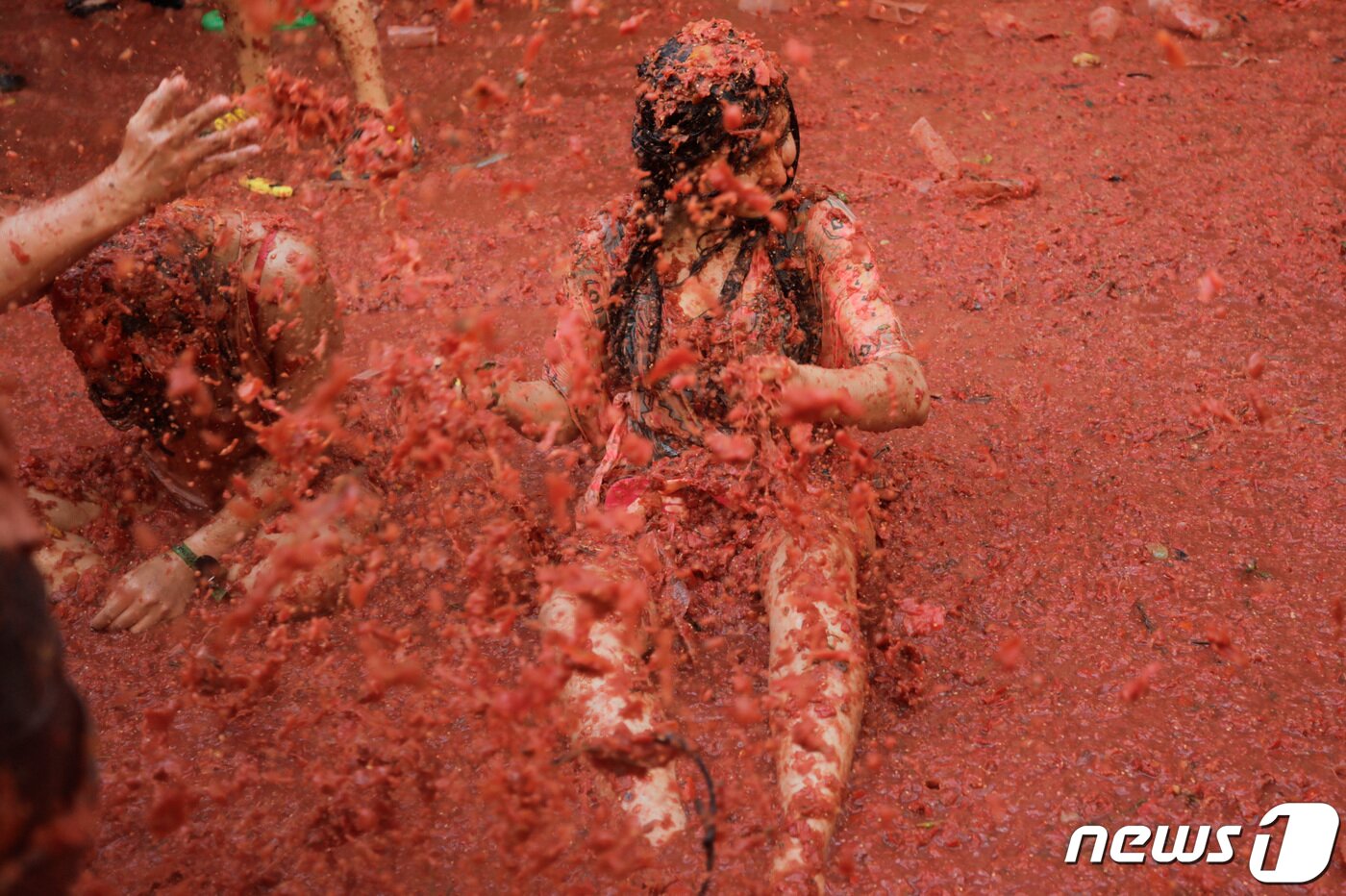 본문 이미지 - 스페인 발렌시아주(州) 부뇰에서 8월 마지막 수요일에 열리는 토마토 축제 ‘라 토마티나’가 30일(현지시간) 한창인 가운데, 참가자들이 토마토를 먹고 던지는 ‘푸드 파이트’를 벌이고 있다. ⓒ 로이터=뉴스1 ⓒ News1 이유진 기자