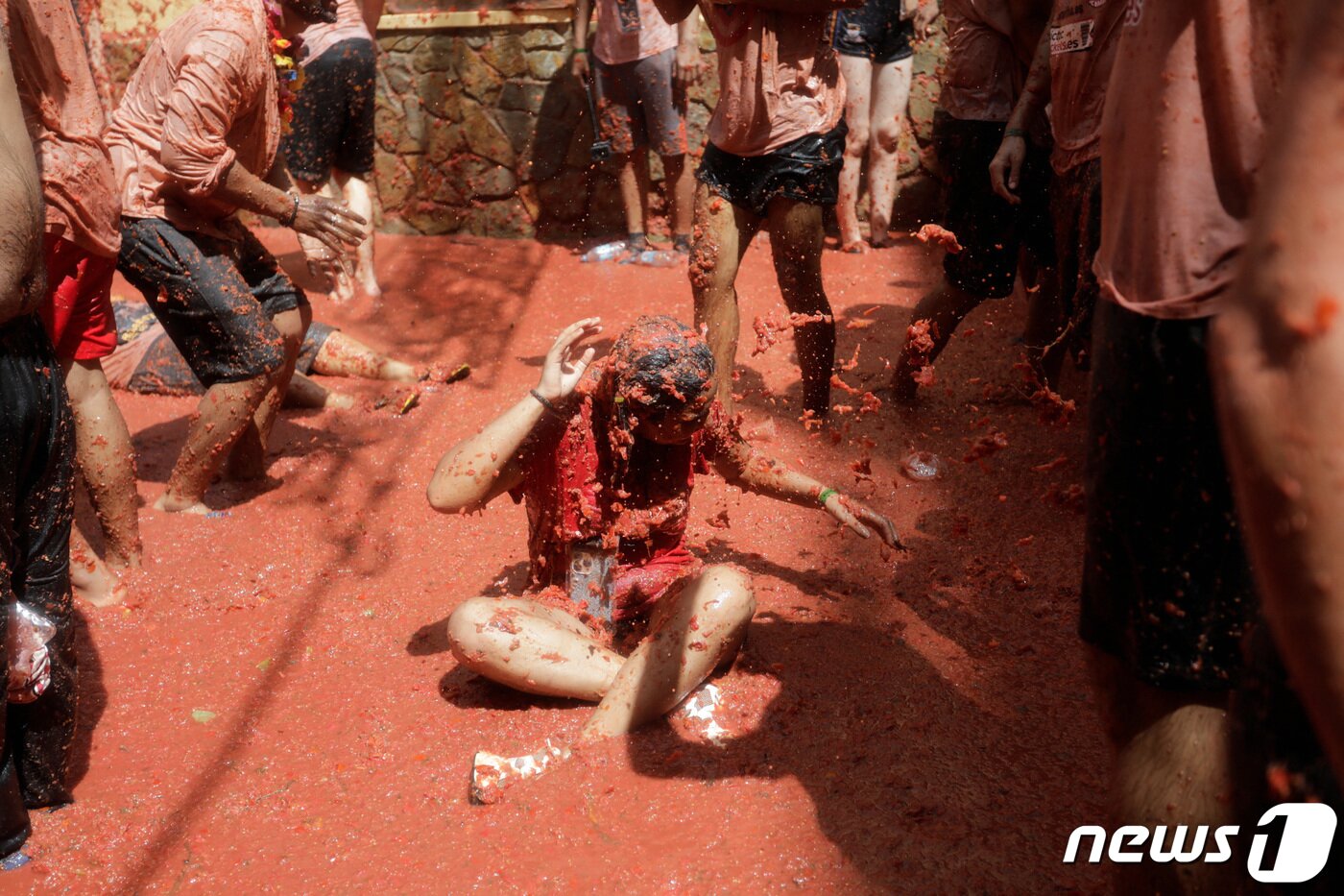본문 이미지 - 스페인 발렌시아주(州) 부뇰에서 8월 마지막 수요일에 열리는 토마토 축제 ‘라 토마티나’가 30일(현지시간) 한창인 가운데, 참가자들이 토마토를 먹고 던지는 ‘푸드 파이트’를 벌이고 있다. ⓒ 로이터=뉴스1 ⓒ News1 이유진 기자