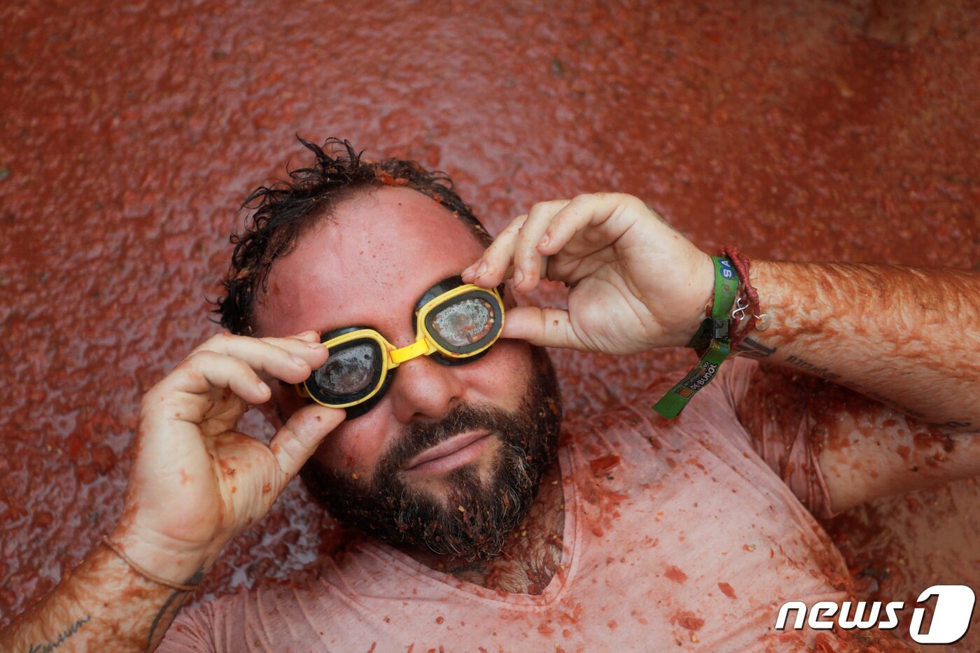 본문 이미지 - 스페인 발렌시아주(州) 부뇰에서 8월 마지막 수요일에 열리는 토마토 축제 ‘라 토마티나’가 30일(현지시간) 한창인 가운데, 참가자들이 토마토를 먹고 던지는 ‘푸드 파이트’를 벌이고 있다. ⓒ 로이터=뉴스1 ⓒ News1 이유진 기자