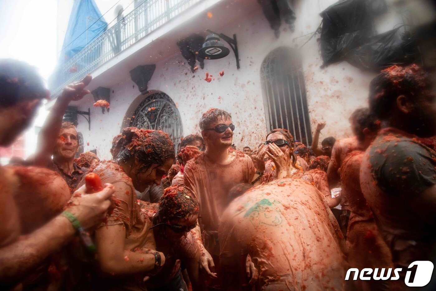 본문 이미지 - 스페인 발렌시아주(州) 부뇰에서 8월 마지막 수요일에 열리는 토마토 축제 ‘라 토마티나’가 30일(현지시간) 한창인 가운데, 참가자들이 토마토를 먹고 던지는 ‘푸드 파이트’를 벌이고 있다. ⓒ AFP=뉴스1 ⓒ News1 이유진 기자