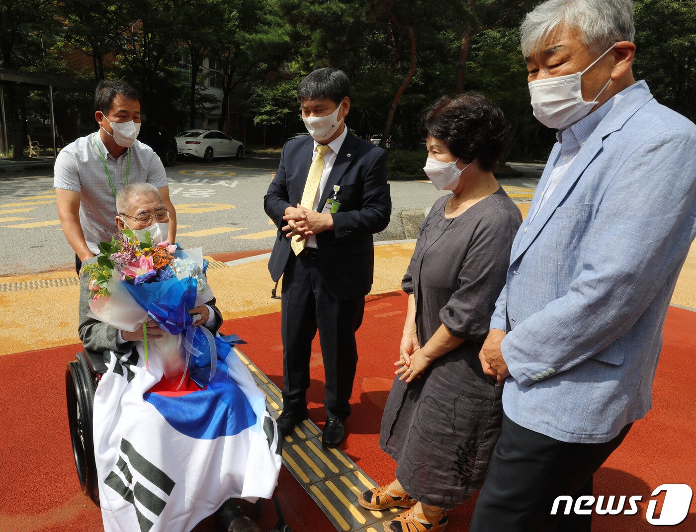 본문 이미지 - 일본에서 고국으로 돌아온 '마지막 재일 독립유공자' 오성규(100) 지사가 31일 오전 경기 수원시 장안구 보훈공단 보훈원에 도착해 관계자들에게 환대를 받고 있다. 2023.8.31/뉴스1 ⓒ News1 김영운 기자
