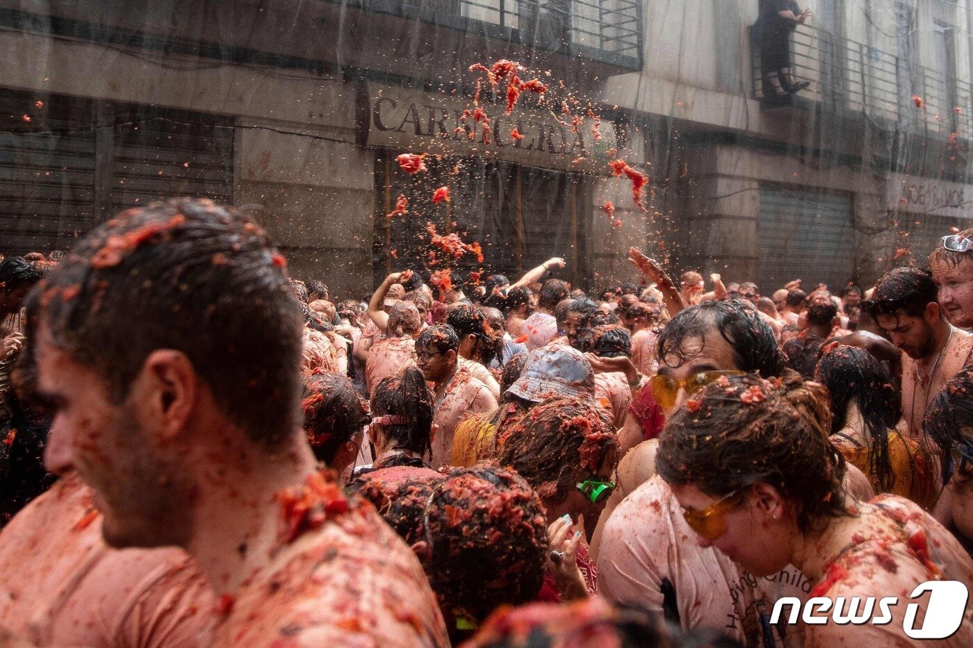 본문 이미지 - 스페인 발렌시아주(州) 부뇰에서 8월 마지막 수요일에 열리는 토마토 축제 ‘라 토마티나’가 30일(현지시간) 한창인 가운데, 참가자들이 토마토를 먹고 던지는 ‘푸드 파이트’를 벌이고 있다. ⓒ AFP=뉴스1 ⓒ News1 이유진 기자