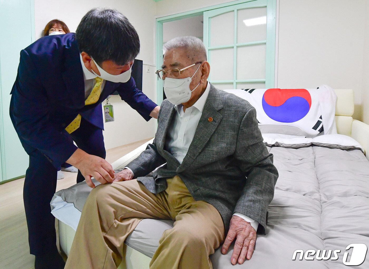 본문 이미지 - 일본에서 고국으로 돌아온 '마지막 재일 독립유공자' 오성규(100) 지사가 31일 오전 경기 수원시 장안구 보훈공단 보훈원에 도착해 거주 시설을 둘러보고 있다. (공동취재) 2023.8.31/뉴스1 ⓒ News1 김영운 기자