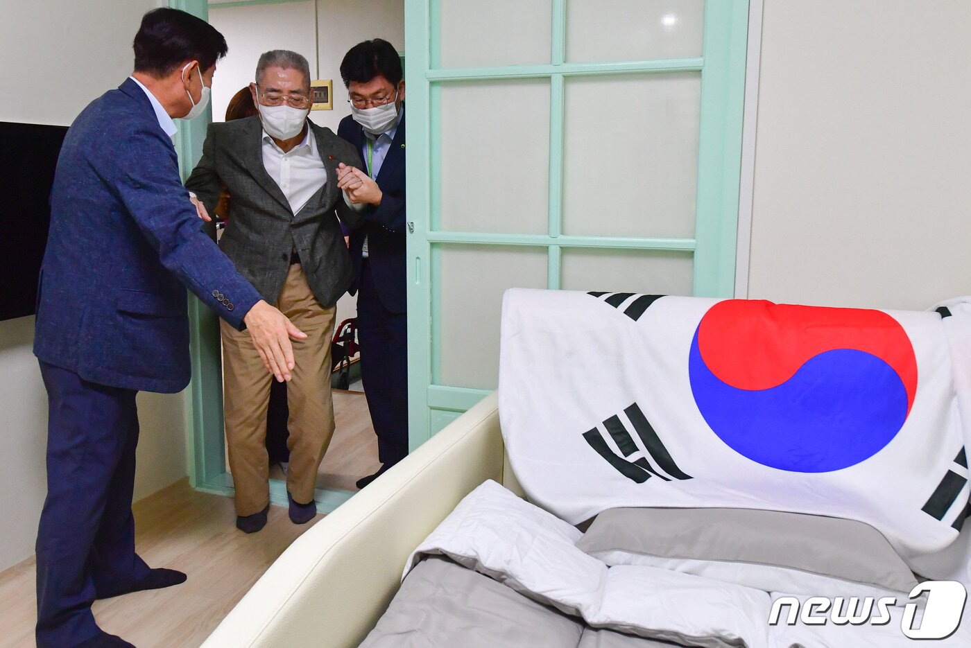 본문 이미지 - 일본에서 고국으로 돌아온 '마지막 재일 독립유공자' 오성규(100) 지사가 31일 오전 경기 수원시 장안구 보훈공단 보훈원에 도착해 거주 시설을 둘러보고 있다. (공동취재) 2023.8.31/뉴스1 ⓒ News1 김영운 기자