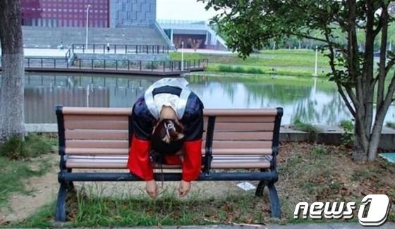 졸업식에서 시체놀이를 하고 있는 대학생 - 웨이보 갈무리