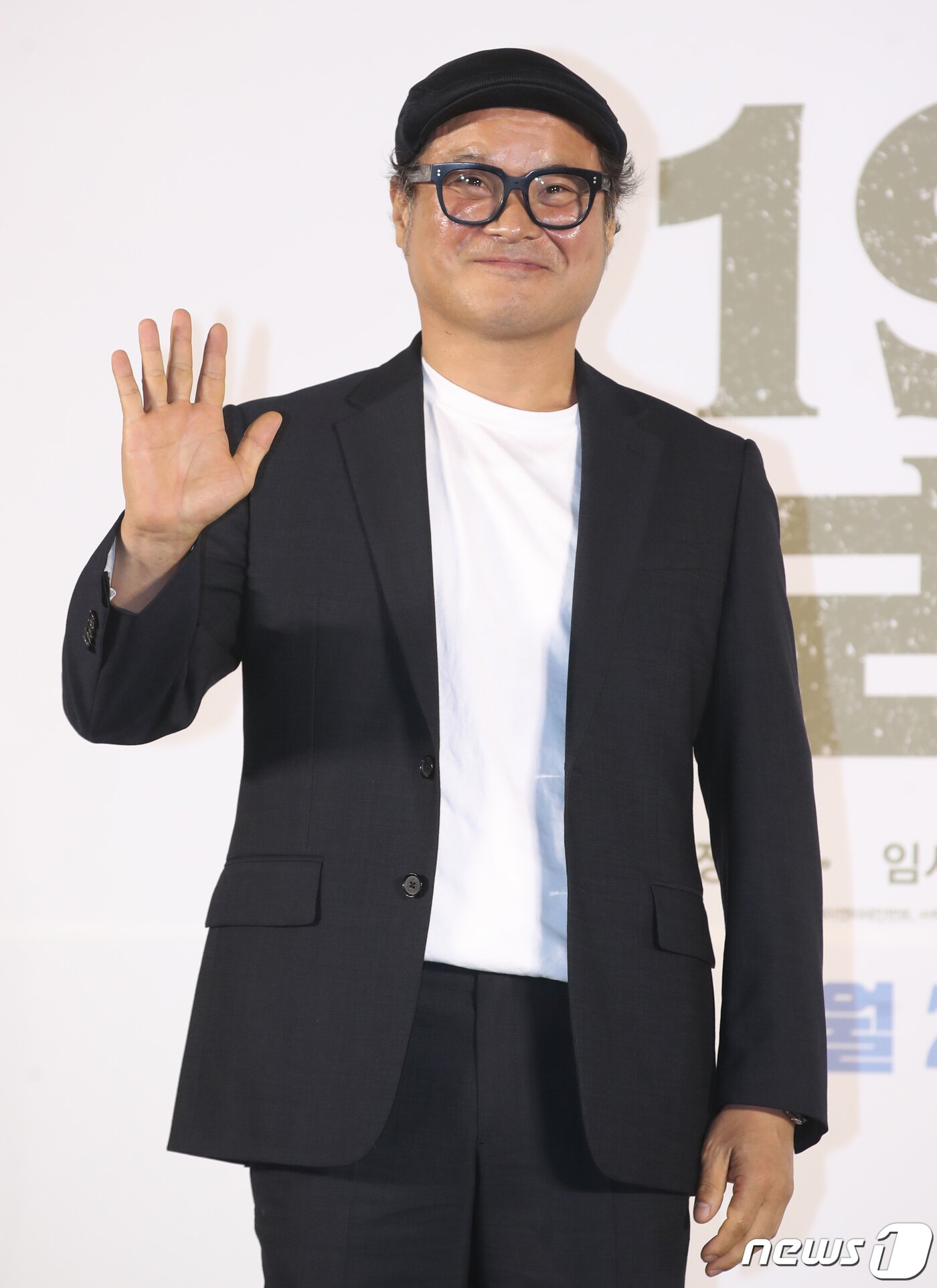 본문 이미지 - 배우 김상호가 31일 서울 롯데시네마 건대입구점에서 열린 영화 '1947 보스톤' 제작보고회에서 포즈를 취하고 있다. '1947 보스톤'은 한국 마라톤의 전설 손기정(하정우 분)과 또 다른 영웅 서윤복(임시완 분)의 실제 이야기를 그린 작품이다. 2023.8.31/뉴스1 ⓒ News1 권현진 기자