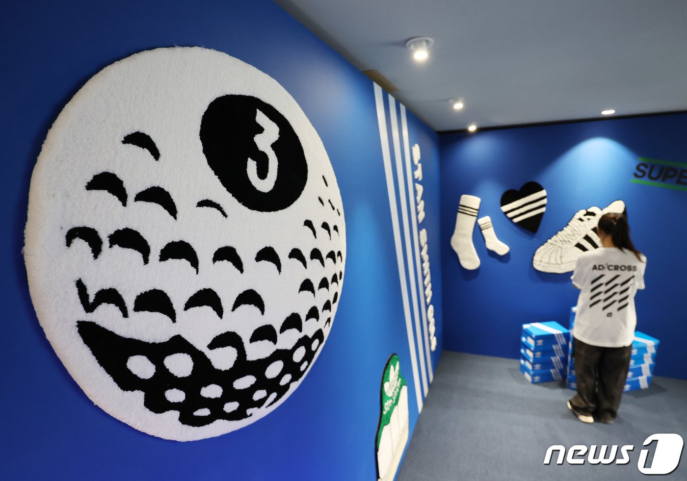 본문 이미지 - 31일 서울 강남구 카시나 카페에 마련된 아디다스골프X보기보이즈 팝업스토어에서 시민들이 콜라보레이션 제품들을 보고 있다. 2023.8.31/뉴스1 ⓒ News1 김민지 기자