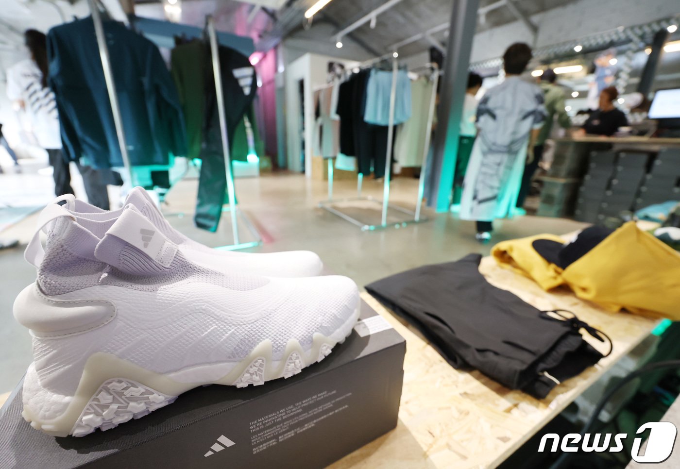 본문 이미지 - 31일 서울 강남구 카시나 카페에 마련된 아디다스골프X보기보이즈 팝업스토어에 끈 없는 골프화 코드케이오스 레이스리스가 전시돼 있다. 2023.8.31/뉴스1 ⓒ News1 김민지 기자